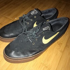 Stefan Janoski Black and Gold Sneaker
